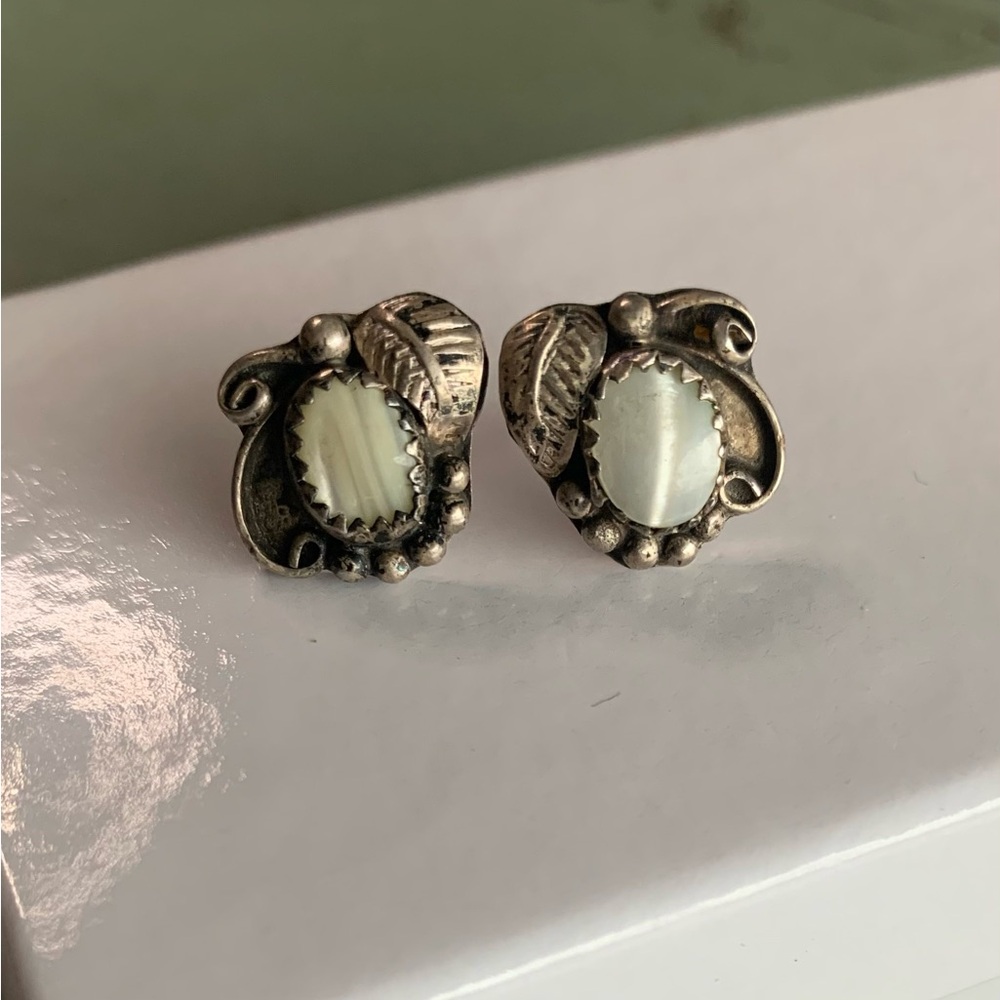 Elegant Silver Mother of Pearl Leaf Earrings - Picture 1 of 2